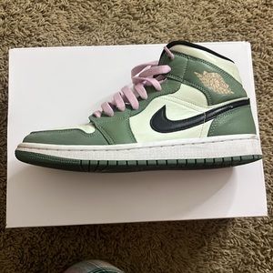 dutch green air Jordan 1’s Mid. Women size 9. Great condition and super cute!